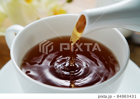 ティーカップに注がれる紅茶 84963431