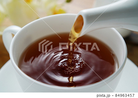 ティーカップに注がれる紅茶 84963457