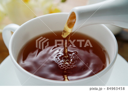 ティーカップに注がれる紅茶 84963458