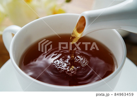 ティーカップに注がれる紅茶 84963459