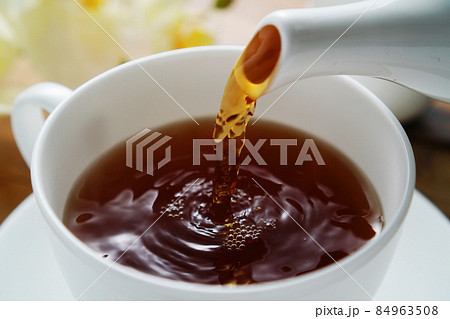ティーカップに注がれる紅茶 ティーカップに注がれる紅茶 84963508