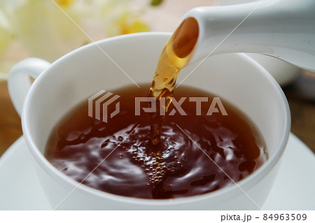 ティーカップに注がれる紅茶 ティーカップに注がれる紅茶 84963509
