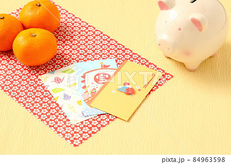 正月イメージ｜お年玉とブタの貯金箱とみかん 84963598