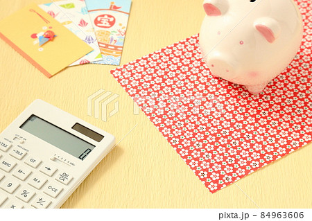 電卓（0表示）と貯金箱とお年玉 84963606