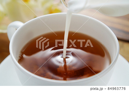 紅茶に注がれるミルク 紅茶に注がれるミルク 84963776