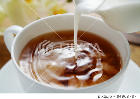 紅茶に注がれるミルク 紅茶に注がれるミルク 84963787