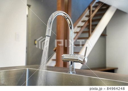 キッチンで水道の蛇口全開 キッチンで水道の蛇口全開 84964248
