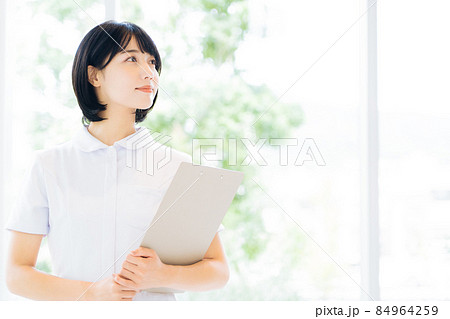 笑顔の女性看護師 84964259