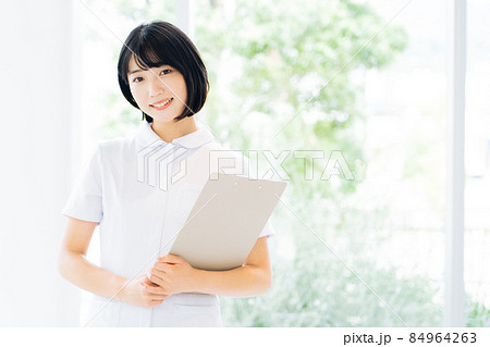 笑顔の女性看護師 84964263
