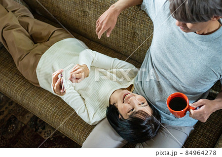 シニア夫婦 スマホ リビング 84964278