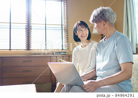 シニア夫婦 パソコン リビング シニア夫婦 パソコン リビング 84964291