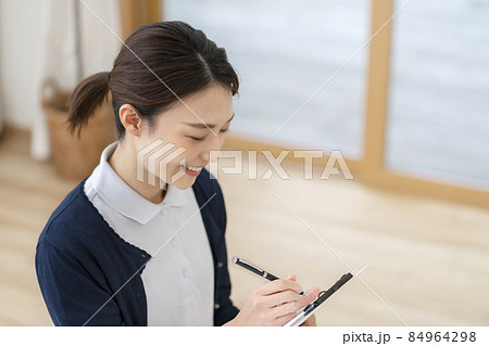 聞き取りをする介護士　ケアマネージャー 84964298