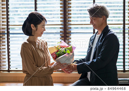 シニアカップル プレゼント 花束 84964468