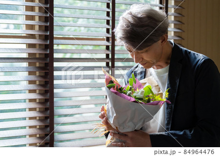 シニア男性 花束 プレゼント 84964476