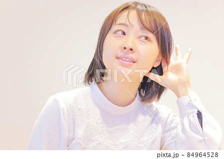 耳に手を当てて聞き耳を立てる女性2 84964528