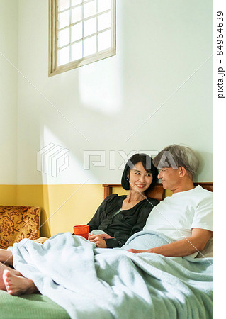 シニア夫婦 寝室 ベッド 84964639