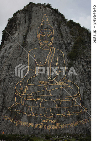 タイ・カオシーチャン山肌に刻まれたラーマ9世在位50周年記念大壁画仏 84964645