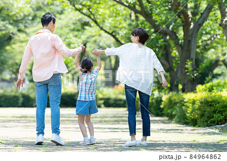 手をつないで歩く幸せな家族 84964862