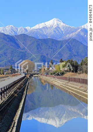 冬の安曇野　拾ヶ堰と北アルプス 84964875