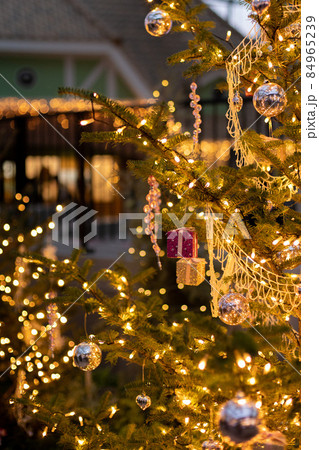 イルミネーションで飾られたクリスマスツリー 84965239