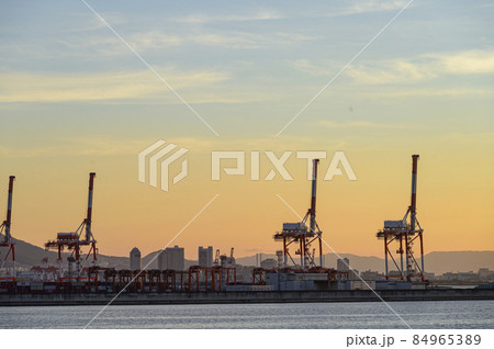 朝焼けの空とキリンに似たクレーン群 朝焼けの空とキリンに似たクレーン群 84965389