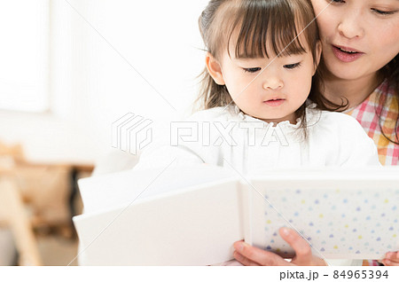 絵本の読み聞かせ 84965394