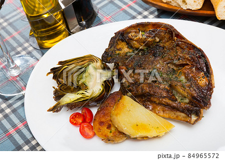 Baked head of lamb 84965572