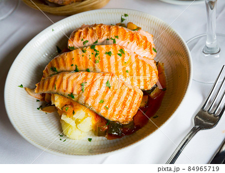 Salmon on the grill, marinated in sauce, dill, salt, pepper and a few drops of lemon 84965719