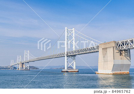 香川県坂出市　坂出市側から見る晴天の瀬戸大橋 84965762