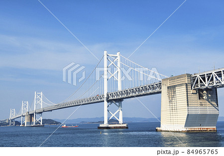 香川県坂出市　坂出市側から見る晴天の瀬戸大橋 84965765