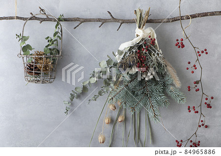 クリスマスのスワッグとサンキライの実 84965886