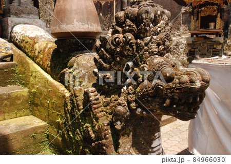 バリ・ヒンドゥーの石像（グヌン･カウイ遺跡／バリ島･インドネシア） 84966030