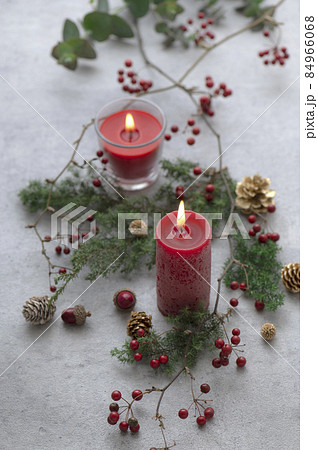 クリスマスの赤いキャンドル 84966068
