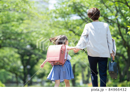 手をつないで歩く親子の後ろ姿 手をつないで歩く親子の後ろ姿 84966432