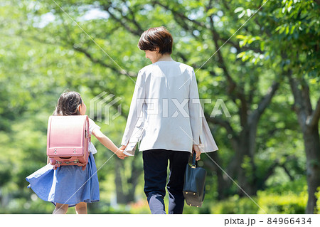 手をつないで歩く親子の後ろ姿 手をつないで歩く親子の後ろ姿 84966434