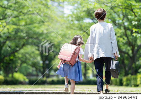 手をつないで歩く親子の後ろ姿の写真素材