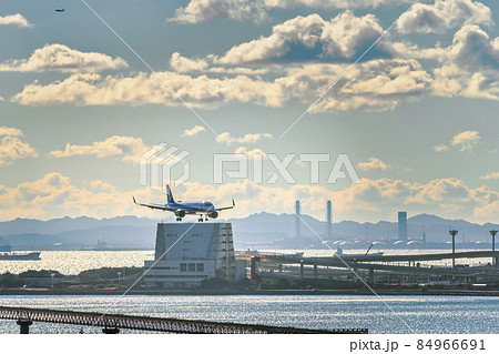 【羽田空港第二ターミナル ANA機の着陸】 【羽田空港第二ターミナル ANA機の着陸】 84966691