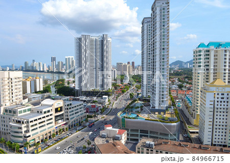明るい空の下並ぶ高層マンション群と道路 明るい空の下並ぶ高層マンション群と道路 84966715