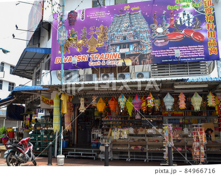 インド人街にある料理用品のお店の外観 84966716