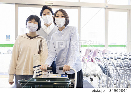 マスクをしてスーパーで買い物をする親子イメージ 84966844