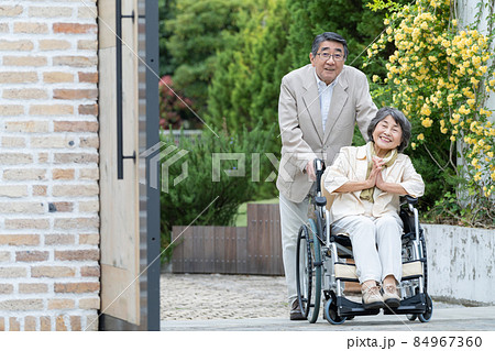 車椅子で出かけるシニアの夫婦 車椅子で出かけるシニアの夫婦 84967360