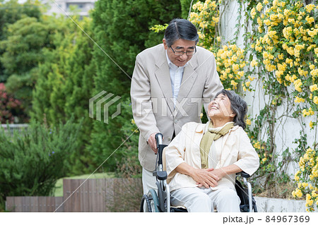 車椅子で出かけるシニアの夫婦 車椅子で出かけるシニアの夫婦 84967369