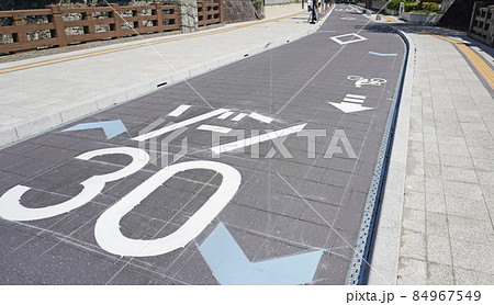 交通イメージ写真<23>(路面標示されたゾーン30と普通自転車専用通行帯) 交通イメージ写真<23>(路面標示されたゾーン30と普通自転車専用通行帯) 84967549