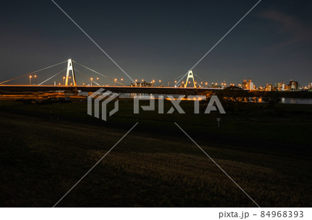 夕闇に浮かび上がる豊里大橋 84968393