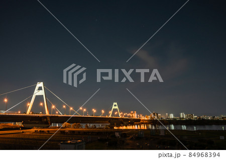 夕闇に浮かび上がる豊里大橋 84968394