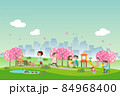 桜咲く春の公園でくつろぐ人々 84968400