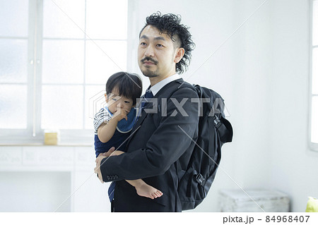 保育園に送り迎えするスーツのパパ 保育園に送り迎えするスーツのパパ 84968407