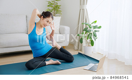 家でストレッチするシニア女性（健康・ヘルスケア） 84968541