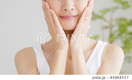 スキンケアするシニア女性(美容・ビューティー) スキンケアするシニア女性(美容・ビューティー) 84968557