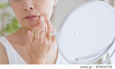 スキンケアするシニア女性(美容・ビューティー) スキンケアするシニア女性(美容・ビューティー) 84968558